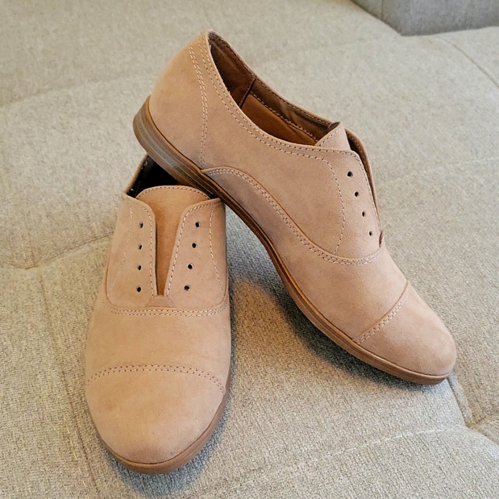 Laceless oxfords size 7m faux suede